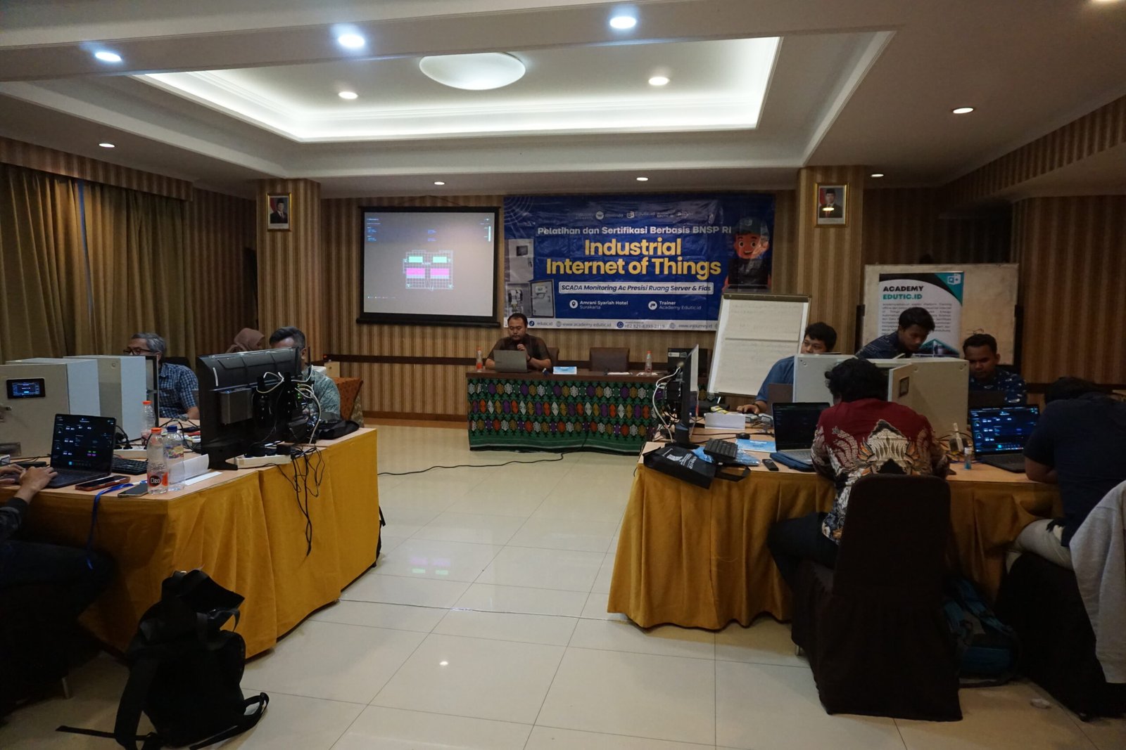 Peserta mengoperasikan panel HMI Haiwell dan SCADA Web Dashboard Edutic.id