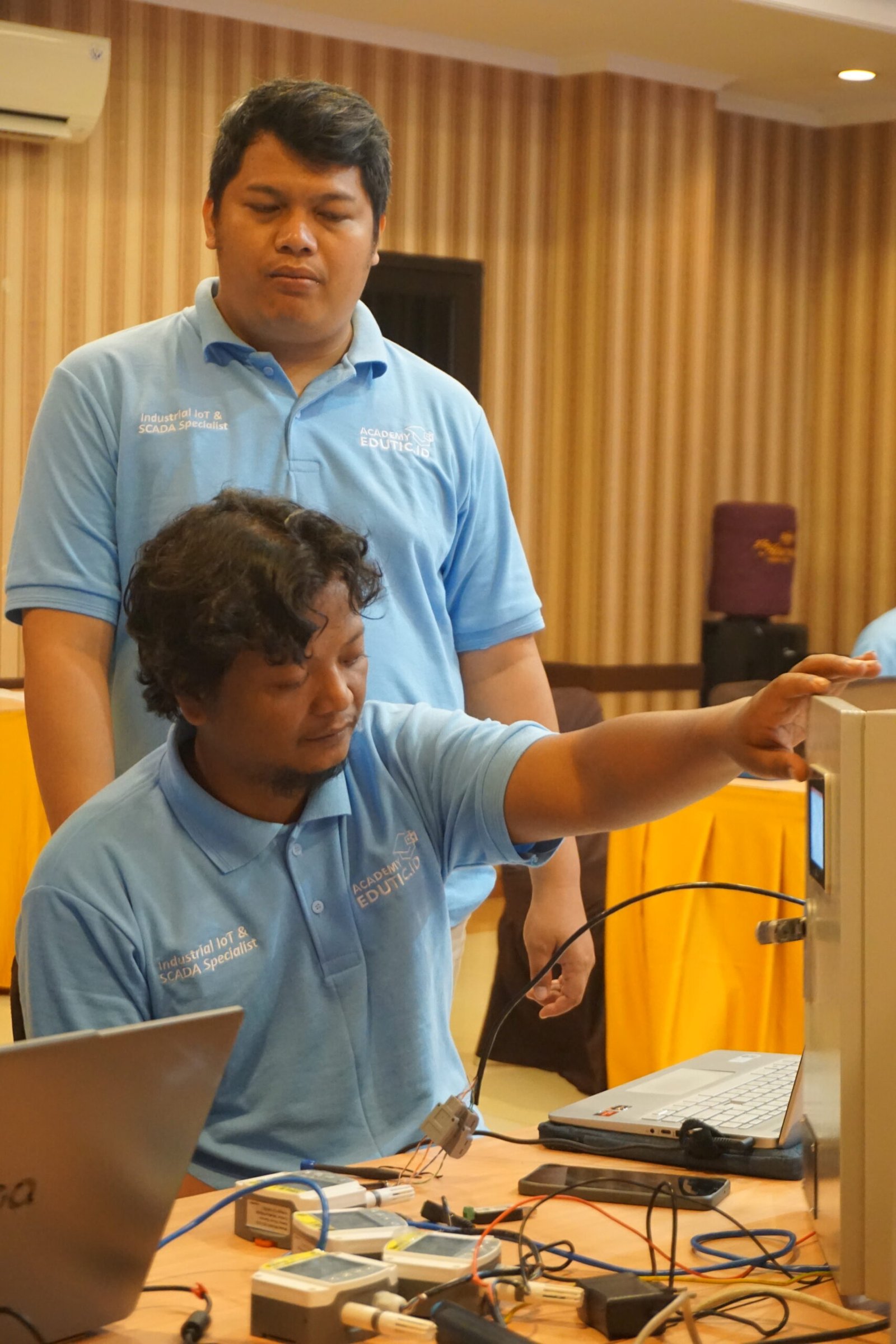 Peserta merancang desain UI/UX HMI SCADA menggunakan platform Haiwell