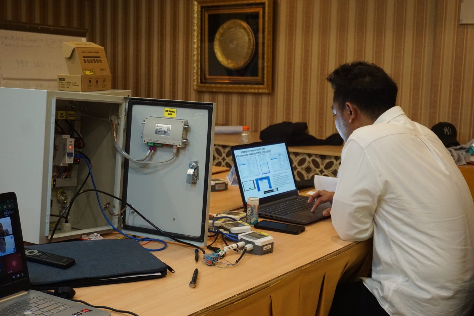 Peserta melakukan instalasi sensor Modbus dan konverter RTU ke TCP/IP