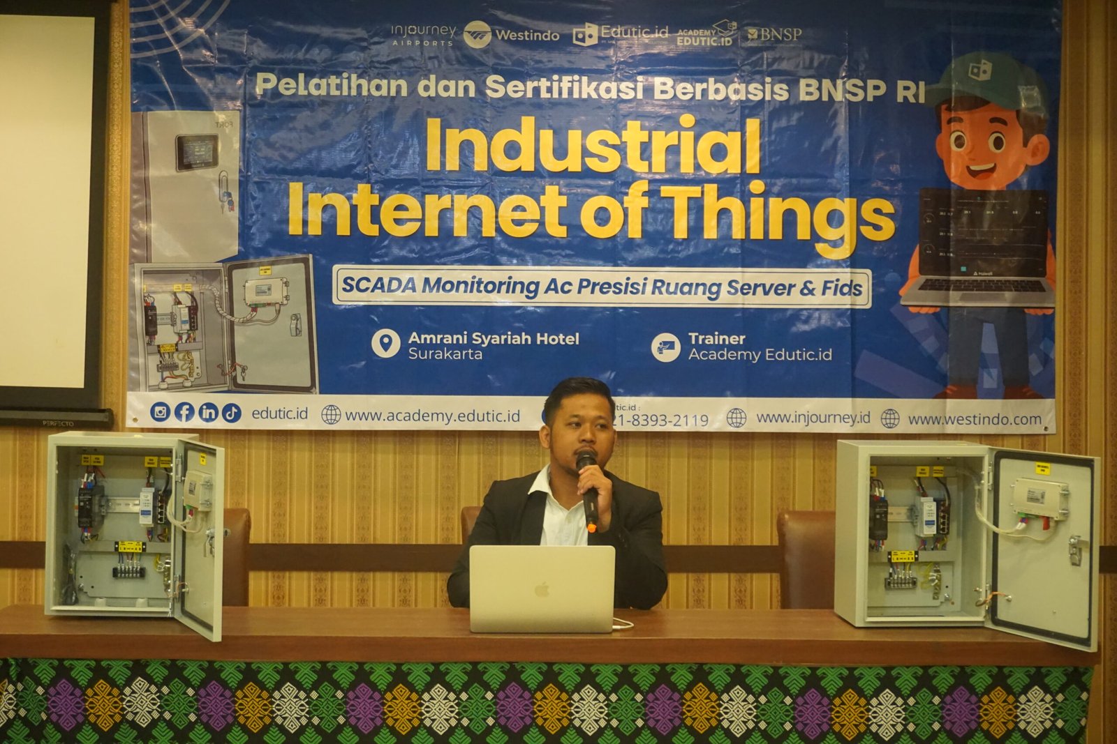 Peserta pelatihan mempelajari konsep dasar Industrial Internet of Things (IIoT)