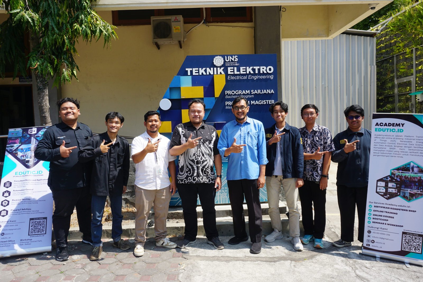 Foto bersama dosen dan mahasiswa pelatihan IoT Berbasis BNSP RI