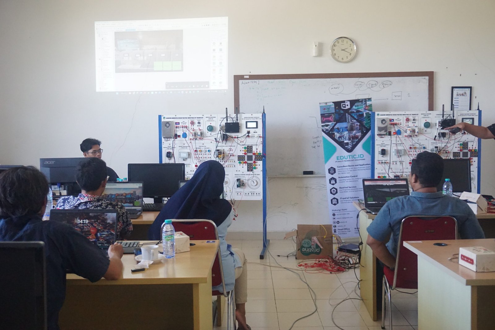 Integrasi PLC dengan HMI