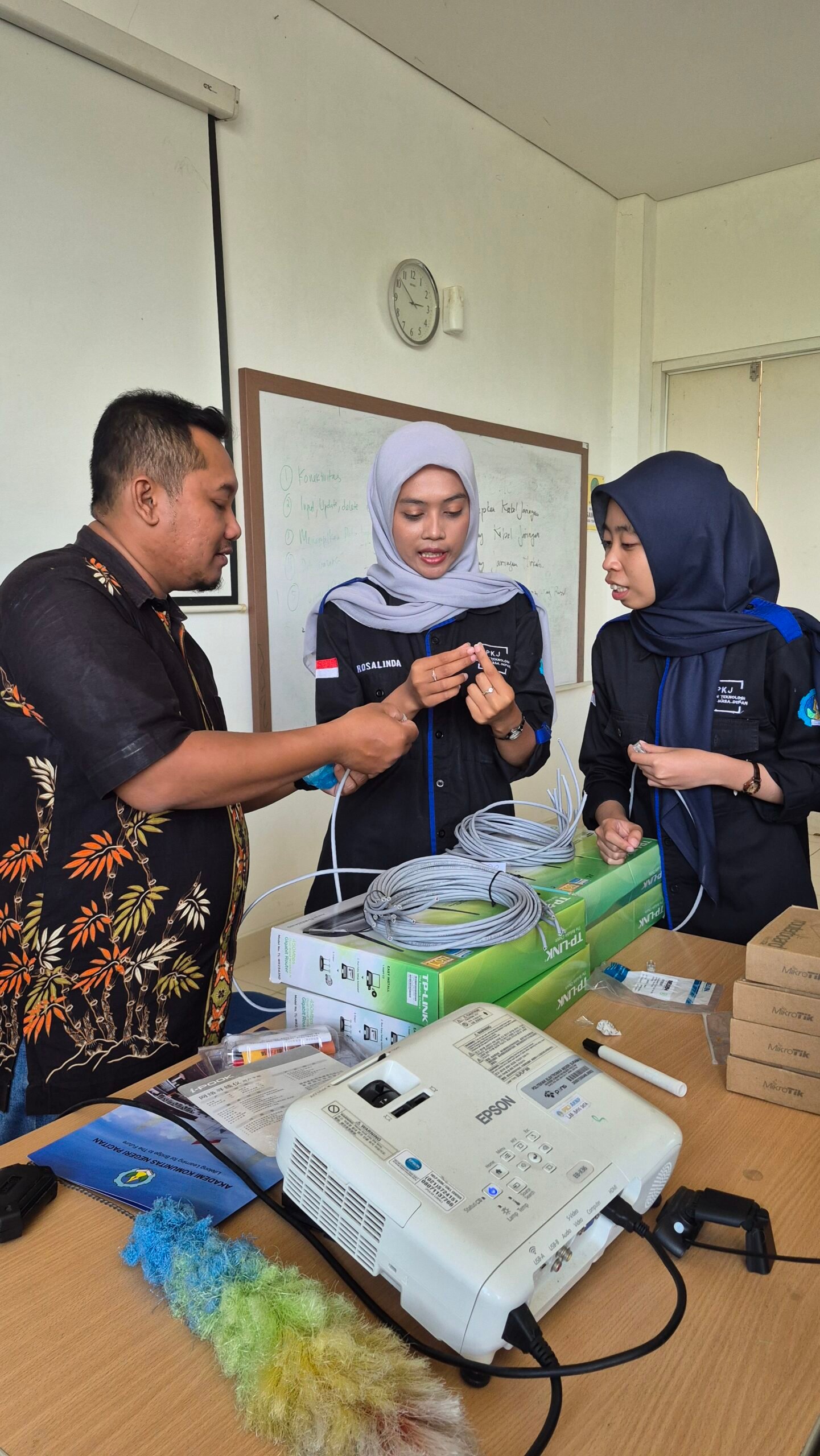 Pelatihan dan Sertifikasi Network Technician - Praktik Memasang Kabel Jaringan