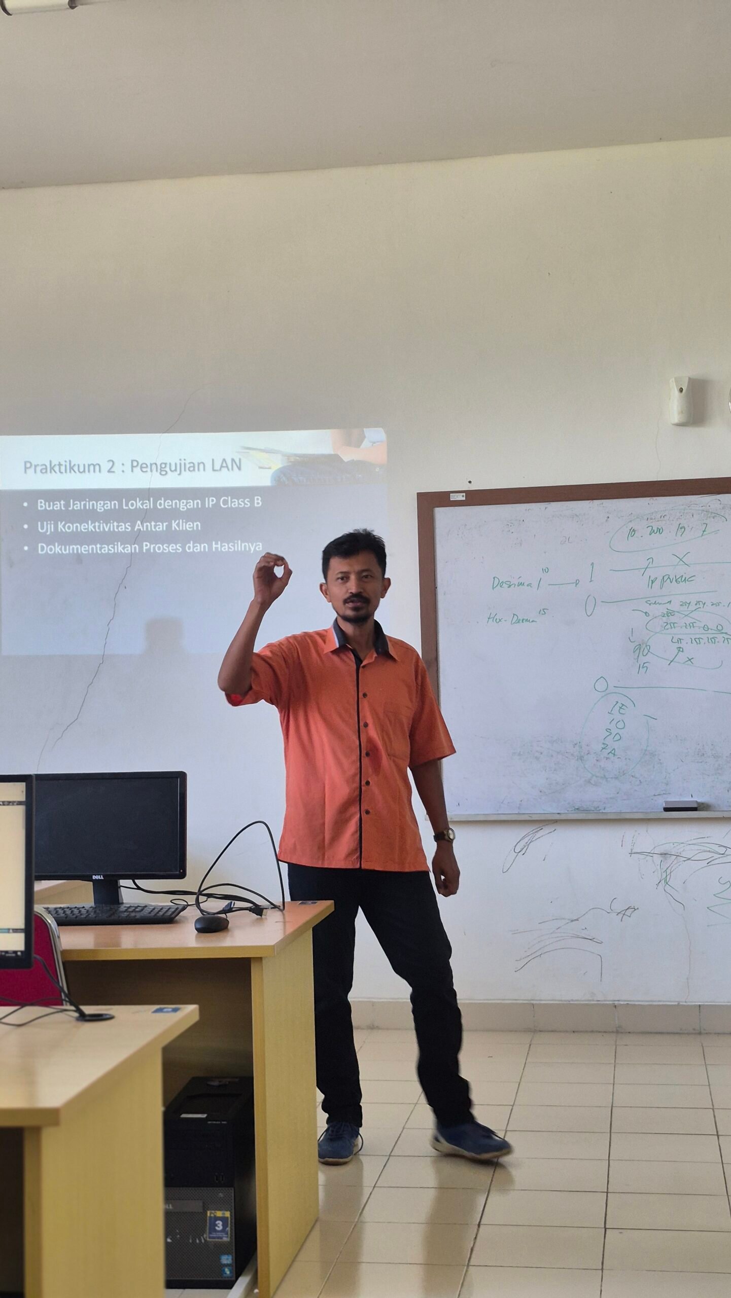 Pelatihan dan Sertifikasi Network Technician - Peserta Menyiapkan Kabel Jaringan